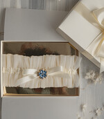 Panna Młoda  podwiązki ślubne podwiązka ślubna tiulowa z kremową wstążką, podwiązka ślubna dla Panny Młodej z ecru kokardką, podwiązka dla Panny Młodej z tiulu z ozdobnym niebieskim kamieniem1