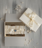 Panna Młoda  podwiązki ślubne podwiązka ślubna tiulowa z kremową wstążką, podwiązka ślubna dla Panny Młodej z ecru kokardką, podwiązka dla Panny Młodej z tiulu z ozdobnym niebieskim kamieniem0