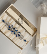 Panna Młoda  podwiązki ślubne podwiązki ślubne z niebieskimi kamieniami koronkowa podwiązka z ozdobnymi kamieniami, dwie podwiązki ślubne, podwiązki dla Panny Młodej z inicjałami Pary Młodej2