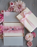 Panna Młoda  podwiązki ślubne Podwiązki dla Panny Młodej podwiązka ślubna tiulowa z różową wstążką, tiulowa podwiązka ślubna dla Panny Młodej, podwiązka dla Panny Młodej z niebieskim kamieniem0