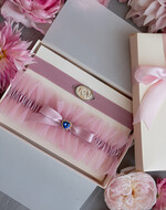 Panna Młoda  podwiązki ślubne różowa podwiązka dla Panny Młodej, podwiązka ślubna z inicjałami, podwiązka ślubna z aplikacjami, elegancka i subtelna podwiązka dla Panny Młodej z inicjałami3