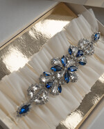 Panna Młoda  podwiązki ślubne podwiązka ślubna tiulowa, podwiązka ślubna dla Panny Młodej z niebieskimi ozdobnymi kamieniami, podwiązka dla Panny Młodej z tiulu z ozdobnymi kamieniami3