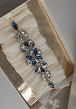 Panna Młoda  podwiązki ślubne podwiązka ślubna tiulowa, podwiązka ślubna dla Panny Młodej z niebieskimi ozdobnymi kamieniami, podwiązka dla Panny Młodej z tiulu z ozdobnymi kamieniami2