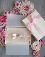 Panna Młoda  podwiązki ślubne ślubna podwiązka tiulowa z różową wstążką, podwiązka ślubna dla Panny Młodej z różową kokardką, podwiązka dla Panny Młodej z tiulu z ozdobnym niebieskim kamieniem0