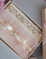 Panna Młoda  podwiązki ślubne tiulowa podwiązka ze zdobieniami, ślubna podwiązka z perełkami, podwiązka ślubna dla Panny Młodej z różową kokardką, podwiązka dla Panny Młodej z tiulu z perełkami1