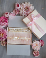 Panna Młoda  podwiązki ślubne tiulowa podwiązka ze zdobieniami, ślubna podwiązka z perełkami, podwiązka ślubna dla Panny Młodej z różową kokardką, podwiązka dla Panny Młodej z tiulu z perełkami4