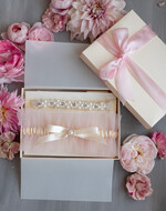 Panna Młoda  podwiązki ślubne tiulowa podwiązka ze zdobieniami, ślubna podwiązka z perełkami, podwiązka ślubna dla Panny Młodej z różową kokardką, podwiązka dla Panny Młodej z tiulu z perełkami0