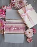 Panna Młoda  podwiązki ślubne tiulowa podwiązka ze zdobieniami, ślubna podwiązka z perełkami, podwiązka ślubna dla Panny Młodej z różową kokardką, podwiązka dla Panny Młodej z tiulu z perełkami4