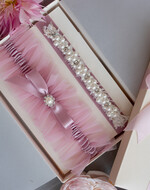 Panna Młoda  podwiązki ślubne tiulowa podwiązka ze zdobieniami, ślubna podwiązka z perełkami, podwiązka ślubna dla Panny Młodej z różową kokardką, podwiązka dla Panny Młodej z tiulu z perełkami2