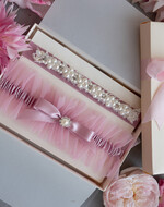 Panna Młoda  podwiązki ślubne tiulowa podwiązka ze zdobieniami, ślubna podwiązka z perełkami, podwiązka ślubna dla Panny Młodej z różową kokardką, podwiązka dla Panny Młodej z tiulu z perełkami5