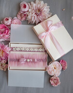 Panna Młoda  podwiązki ślubne tiulowa podwiązka ze zdobieniami, ślubna podwiązka z perełkami, podwiązka ślubna dla Panny Młodej z różową kokardką, podwiązka dla Panny Młodej z tiulu z perełkami0