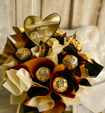  Prezenty dla Młodej Pary  flowerbox, kartki z życzeniami, pudełka na prezenty Elegancki flowerbox ze słodyczami to wyjątkowy prezent dla Młodej Pary. Piękna kompozycja w ozdobnym pudełku tworzy elegancki i gotowy do wręczenia upominek na ślub1