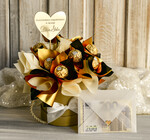  Prezenty dla Młodej Pary  flowerbox, kartki z życzeniami, pudełka na prezenty Elegancki flowerbox ze słodyczami to wyjątkowy prezent dla Młodej Pary. Piękna kompozycja w ozdobnym pudełku tworzy elegancki i gotowy do wręczenia upominek na ślub0