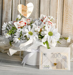  Prezenty dla Młodej Pary  flowerbox, kartki z życzeniami, pudełka na prezenty Elegancki flowerbox ze sztucznymi kwiatami i słodyczami to wyjątkowy prezent dla Młodej Pary. Piękna kompozycja w ozdobnym pudełku tworzy elegancki i gotowy do wręczenia upominek na ślub3