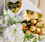  Prezenty dla Młodej Pary  flowerbox, kartki z życzeniami, pudełka na prezenty Wyjątkowy flowerbox ze sztucznymi kwiatami i słodyczami to piękny prezent dla Młodej Pary – oryginalny upominek na ślub lub wesele, Prezent dla Młodej Pary2