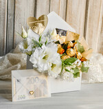  Prezenty dla Młodej Pary  flowerbox, kartki z życzeniami, pudełka na prezenty Wyjątkowy flowerbox ze sztucznymi kwiatami i słodyczami to piękny prezent dla Młodej Pary – oryginalny upominek na ślub lub wesele, Prezent dla Młodej Pary4