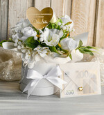  Prezenty dla Młodej Pary  flowerbox, kartki z życzeniami, pudełka na prezenty Piękny flowerbox ze sztucznymi kwiatami to wyjątkowy prezent dla Młodej Pary. Starannie przygotowana kompozycja umieszczona w ozdobnym pudełku tworzy gotowy do wręczenia upominek na ślub lub wesele3