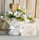  Prezenty dla Młodej Pary  flowerbox, kartki z życzeniami, pudełka na prezenty Piękny flowerbox ze sztucznymi kwiatami to wyjątkowy prezent dla Młodej Pary. Starannie przygotowana kompozycja umieszczona w ozdobnym pudełku tworzy gotowy do wręczenia upominek na ślub lub wesele4