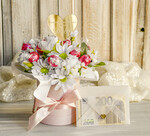  Prezenty dla Młodej Pary  flowerbox, kartki z życzeniami, pudełka na prezenty Elegancki flowerbox ze sztucznymi kwiatami i słodyczami to wyjątkowy prezent dla Młodej Pary. Piękna kompozycja w ozdobnym pudełku tworzy elegancki i gotowy do wręczenia upominek na ślub2