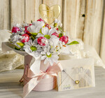  Prezenty dla Młodej Pary  flowerbox, kartki z życzeniami, pudełka na prezenty Elegancki flowerbox ze sztucznymi kwiatami i słodyczami to wyjątkowy prezent dla Młodej Pary. Piękna kompozycja w ozdobnym pudełku tworzy elegancki i gotowy do wręczenia upominek na ślub3