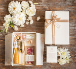 Prezenty dla Panny Młodej  zestaw do wina i drinków  Prezent dla Panny Młodej od Mamy złoty kieliszek, brokatowa butelka  0