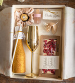 Prezenty dla Panny Młodej  zestaw do wina i drinków  Prezent dla Panny Młodej od Mamy złoty kieliszek, brokatowa butelka  1