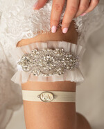 Prezenty dla Panny Młodej  podwiązki ślubne  Zestaw dwóch podwiązek ślubnych dla panny młodej w pudełeczku z kartką, box prezentowy na wieczór panieński, kremowa presonalizowana tiulowa podwiazka ślubna prezent od świadkowej dla panny młodej1