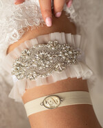 Prezenty dla Panny Młodej  podwiązki ślubne  Zestaw dwóch podwiązek ślubnych dla panny młodej w pudełeczku z kartką, box prezentowy na wieczór panieński, kremowa presonalizowana tiulowa podwiazka ślubna prezent od świadkowej dla panny młodej4