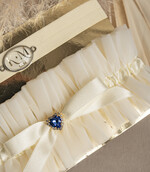 Prezenty dla Panny Młodej  podwiązki ślubne  prezent z okazji ślubu dla Panny Młodej, podwiązka dla Panny Młodej, podwiązka ślubna z inicjałami, podwiązka z niebieskim dodatkiem, elegancka i subtelna podwiązka dla Panny Młodej1