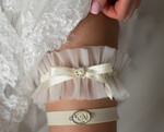 Prezenty dla Panny Młodej  podwiązki ślubne  Zestaw dwóch podwiązek ślubnych dla panny młodej w pudełeczku z kartką, box prezentowy na wieczór panieński, kremowa presonalizowana tiulowa podwiazka ślubna prezent od świadkowej dla panny młodej6