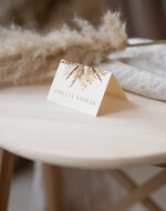 Winietki Nowoczesne prosta forma  delikatna grafika na winietkach ślubnych, proste i eleganckie winietki na stół weselny, wizytówki ślubne ecru z grafiką, nowoczesne wizytówki na stoły weselne1