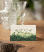Winietki Nowoczesne prosta forma  wizytówki weselne z grafiką góry i las  delikatna grafika na winietkach ślubnych, proste i eleganckie winietki na stół weselny, wizytówki ślubne ecru z grafiką3