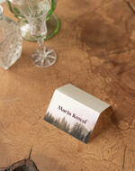 Winietki Nowoczesne prosta forma  winietki weselne z grafiką góry i las  delikatna grafika na winietkach ślubnych, proste i eleganckie winietki na stół weselny, wizytówki ślubne ecru z grafiką0