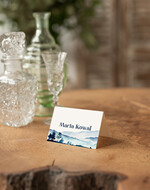 Winietki Nowoczesne prosta forma  winietki z grafiką gór, delikatna grafika na winietkach ślubnych, proste i eleganckie winietki na stół weselny, wizytówki ślubne ecru z grafiką2