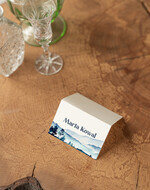 Winietki Nowoczesne prosta forma  winietki z grafiką gór, delikatna grafika na winietkach ślubnych, proste i eleganckie winietki na stół weselny, wizytówki ślubne ecru z grafiką3