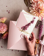 Zaproszenia ślubne Wydzierane Brzegi wyjątkowe zaproszenia ślubne z wrzosem, eleganckie zaproszenia na ślub z wrzosem, delikatne zaproszenia slubne, naturalne zaproszenia slubne z wrzosem8