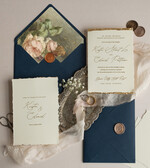 Zaproszenia ślubne Wydzierane Brzegi wydzierane zaproszenia i zawiadomienia na ślub, darte zaproszenia ślubne, płatki złota na zaproszeniach ślubnych, granatowe zaproszenia slubne5