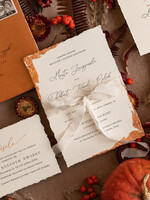 Zaproszenia ślubne Wydzierane Brzegi Zaproszenia ślubne miedziane rogi, delikatne zaproszenia na ślub z miedzią, zaproszenie glamour z białą wstążką, zaproszenie ze szkicem miejsca wesela2