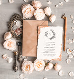 Zaproszenia ślubne Wydzierane Brzegi Wydzierane Zaproszenia ślubne z płatkami złota, delikatne zaproszenia na ślub ze złotem, rustykalne zaproszenia z kwiatami, złote darte zaproszenia na ślub4