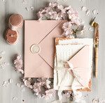 Zaproszenia ślubne Wydzierane Brzegi Wydzierane zaproszenia ślubne z płatkami złota, delikatne zaproszenia na ślub ze złotem, darte zaproszenie z płatkami złota, złote zaproszenia na ślub4