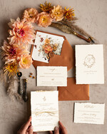 Zaproszenia ślubne Wydzierane Brzegi darte zaproszenia ślubne ręcznie robione wydzierane zaproszenia ślubne, zaproszenia na ślub z płatkami złota, koperta miedziany perłowy papier9