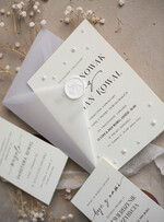 Zaproszenia ślubne z perełkami / tłoczeniem zaproszenia ślubne z perełkami, minimalistyczne zaproszenie na ślub z perełkami i kalką, rwane złocone zaproszenie na ślub cywilny perły1
