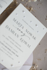 Zaproszenia ślubne z perełkami / tłoczeniem zaproszenia ślubne z perełkami, minimalistyczne zaproszenie na ślub z perełkami i kalką, rwane złocone zaproszenie na ślub cywilny perły12
