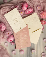 Zaproszenia ślubne z perełkami / tłoczeniem Eleganckie Zaproszenia Na Ślub, Nowoczesne Zaproszenia W Kolorze Różowym, Zaproszenia Ślubne Ze Złotymi Literami, Eleganckie Zaproszenia Ślubne z tłoczonymi kwiatami2