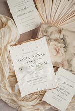 Zaproszenia ślubne z perełkami / tłoczeniem darte złocone zaproszenia ślubne z perełkami, minimalistyczne zaproszenie na ślub z perełkami i kalkową kopertą, rwane złocone zaproszenie na ślub cywilny perły5