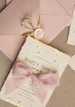 Zaproszenia ślubne z perełkami / tłoczeniem darte złocone zaproszenia ślubne z perełkami, różowe peonie zaproszenie na ślub z perełkam, rwane złocone zaproszenie na ślub cywilny perły i piwonie14