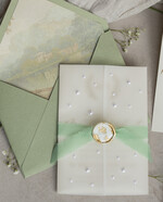 Zaproszenia ślubne z perełkami / tłoczeniem zaproszenia ślubne z perełkami, minimalistyczne zaproszenie na ślub z perełkami i kalką, złocone zaproszenie na ślub cywilny perły, lak z płatkami złota 6