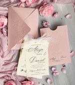 Zaproszenia ślubne z perełkami / tłoczeniem zaproszenia ślubne w kieszonce, eleganckie zaproszenia ślubne z jedwabną wstążką, tłoczone zaproszenia na ślub i wesele, tłoczone złote zaproszenie na ślub0