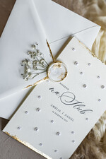 Zaproszenia ślubne z perełkami / tłoczeniem złocone zaproszenia ślubne z perełkami, minimalistyczne zaproszenie na ślub z perełkami, złote zaproszenie na ślub cywilny perły na zaproszeniach ślubnych3