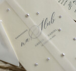 Zaproszenia ślubne z perełkami / tłoczeniem zaproszenia ślubne z perełkami, minimalistyczne zaproszenie na ślub z perełkami i kalką, rwane złocone zaproszenie na ślub cywilny perły1